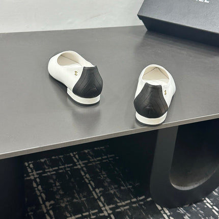 CHANEL 26S FLAT SHOES IN WHITE AND BLACK LAMBSKIN