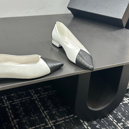 CHANEL 26S FLAT SHOES IN WHITE AND BLACK LAMBSKIN