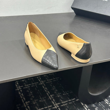 CHANEL 26S FLAT SHOES IN BEIGE AND BLACK LAMBSKIN