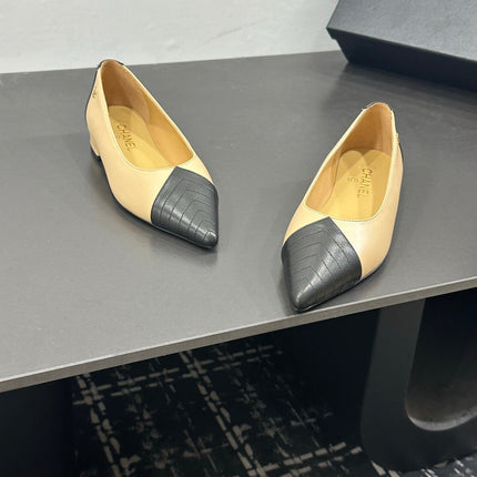 CHANEL 26S FLAT SHOES IN BEIGE AND BLACK LAMBSKIN