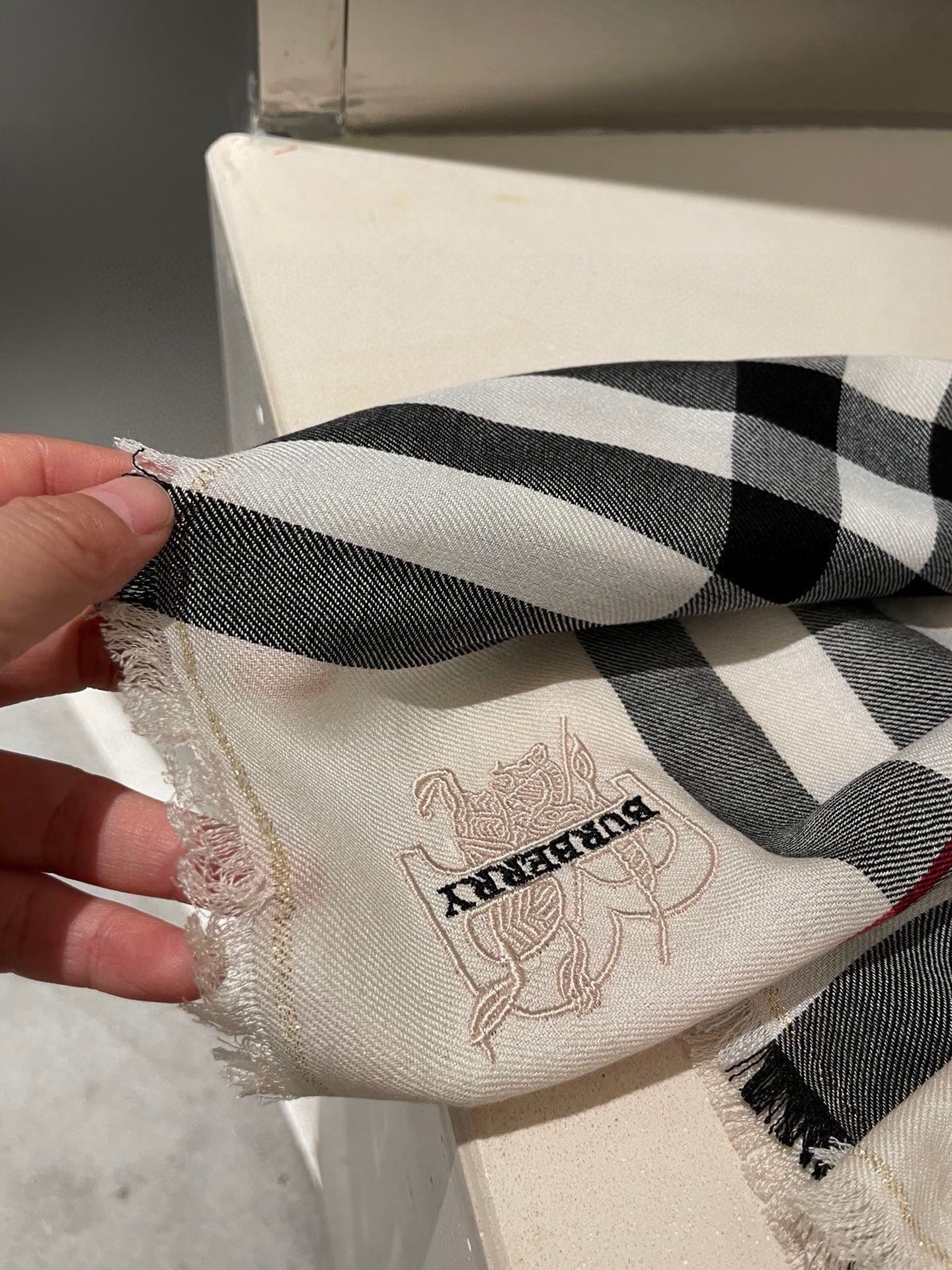 BURBERRY 26S SCARF 200CM IN CASHMERE 215173