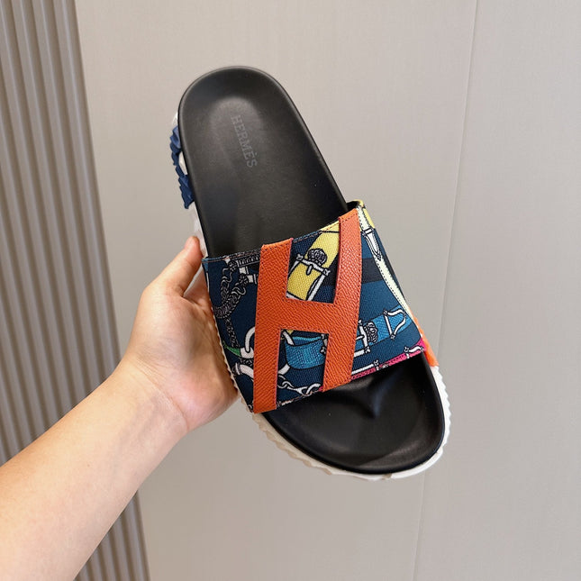 HM SLIPPERS BLACK AND NAVY CANVAS WITH MOTIF