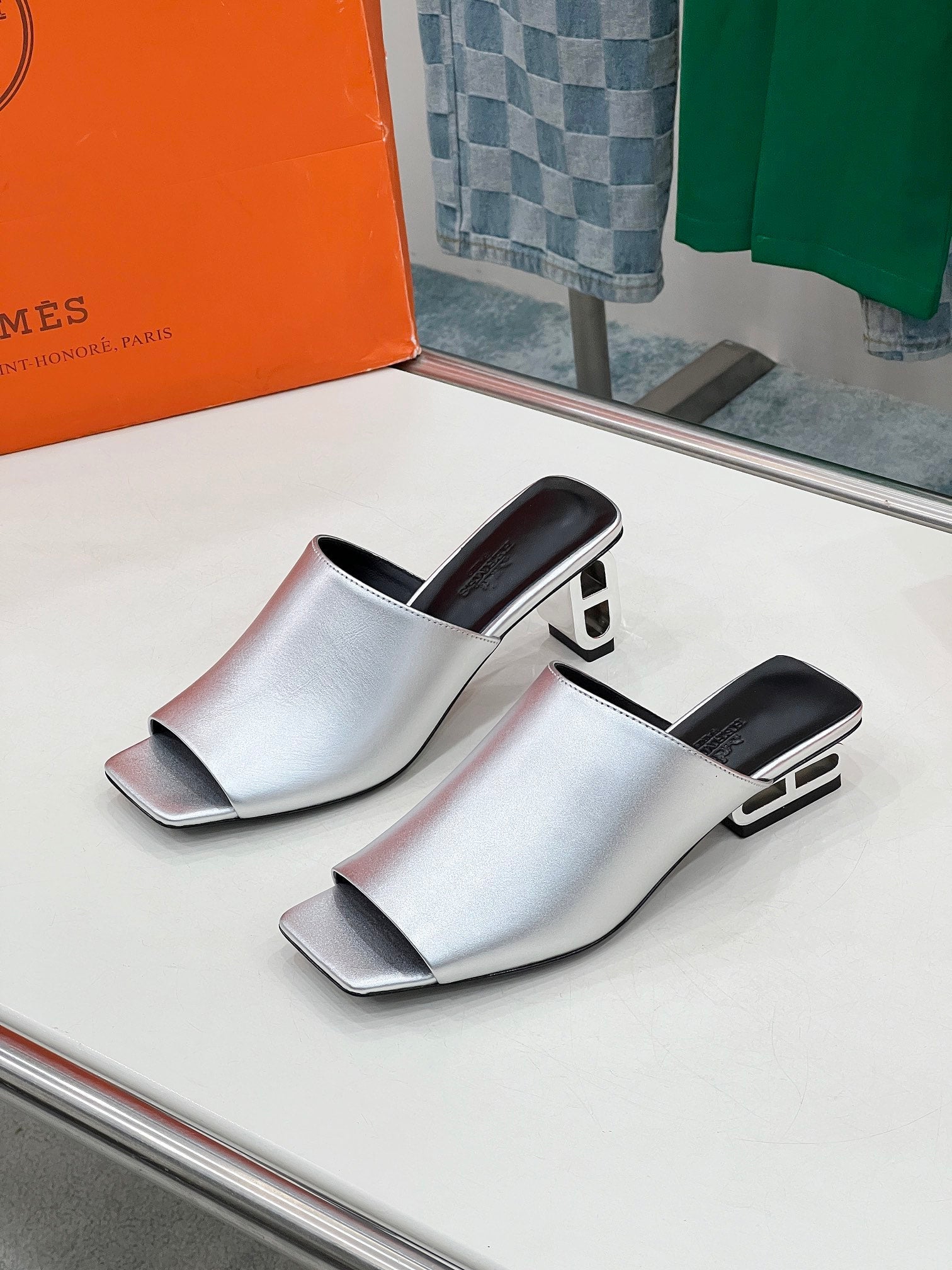 ICONIQUE 60 SANDAL IN SILVER CALFSKIN