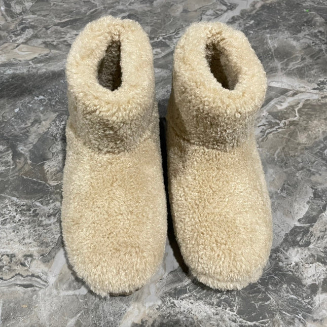 PRADA 26S ANKLE BOOTS IN BEIGE FUR