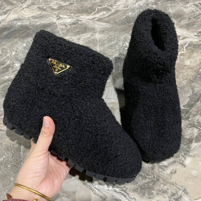 PRADA 26S ANKLE BOOTS IN BLACK FUR