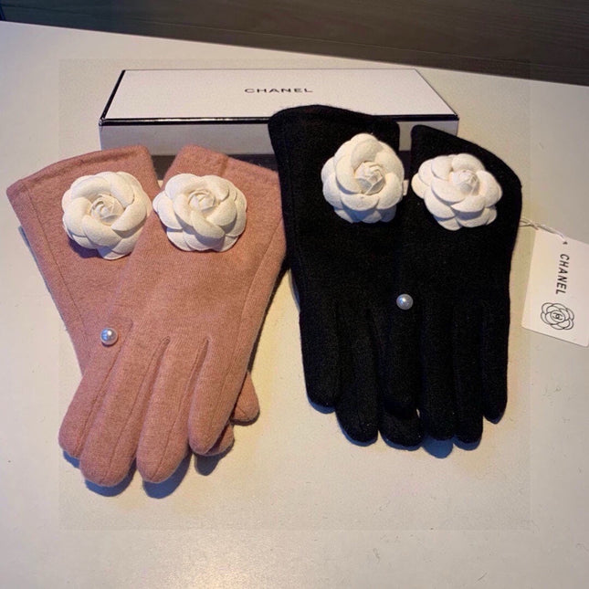 GLOVES IN BLACK WOOL WITH LARGE WHITE FLOWER 464993