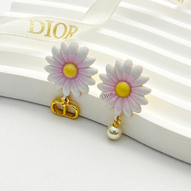 CD 26S DAISY PEARL MISMATCH DROP EARRINGS IN GOLD TONE METAL 645654