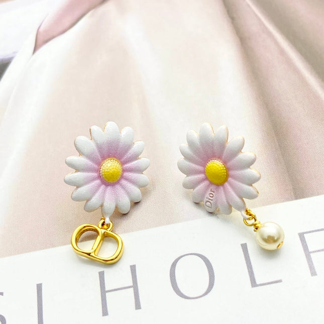 CD 26S DAISY PEARL MISMATCH DROP EARRINGS IN GOLD TONE METAL 645654