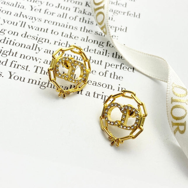 CD 26S CRYSTAL CHAIN LOGO STUD EARRINGS IN GOLD TONE METAL 645655