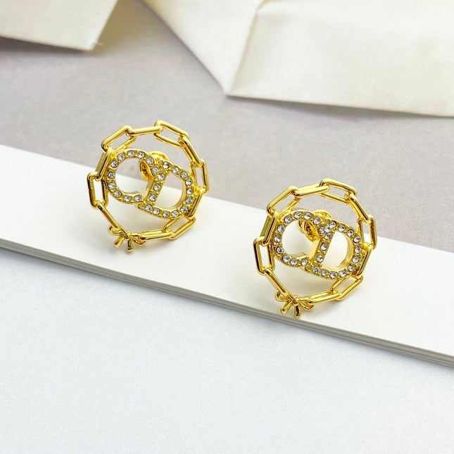CD 26S CRYSTAL CHAIN LOGO STUD EARRINGS IN GOLD TONE METAL 645655