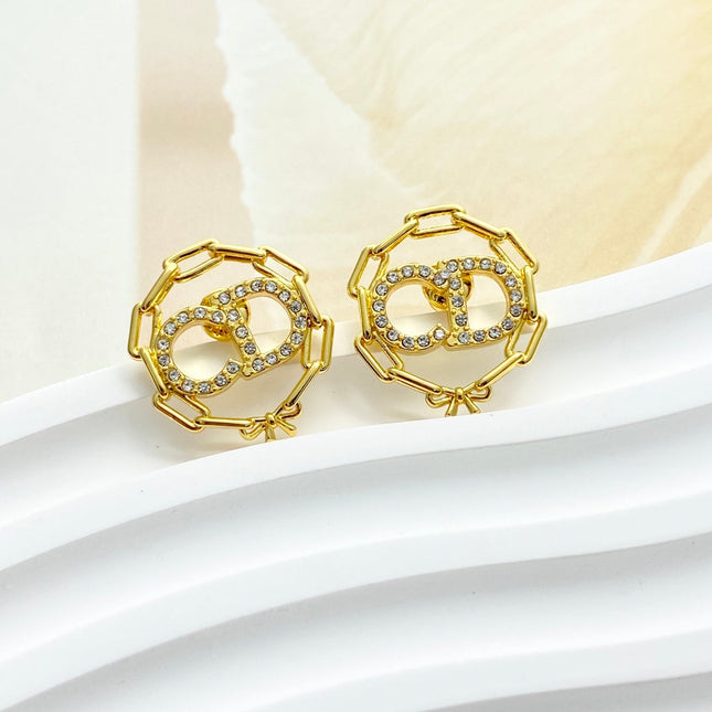 CD 26S CRYSTAL CHAIN LOGO STUD EARRINGS IN GOLD TONE METAL 645655