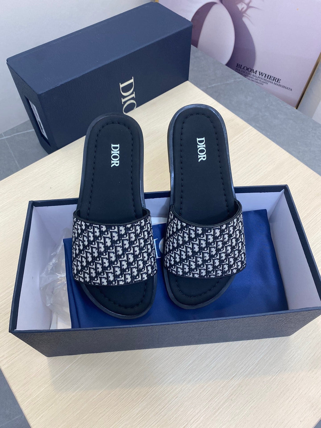 CD SLIDE ALIDAS SLIPPER BLACK AND WHITE JACQUARD