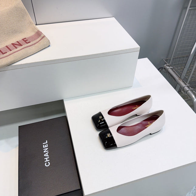 CHANEL 26S FLATS IN WHITE LAMBSKIN WITH BLACK CAP TOE