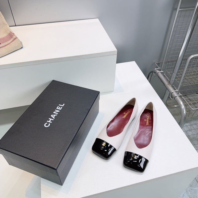 CHANEL 26S FLATS IN WHITE LAMBSKIN WITH BLACK CAP TOE