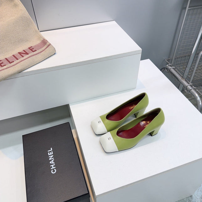 CHANEL 26S SQUARE-TOE HIGH HEELS 55 MM IN GREEN LAMBSKIN WITH WHITE CAP TOE