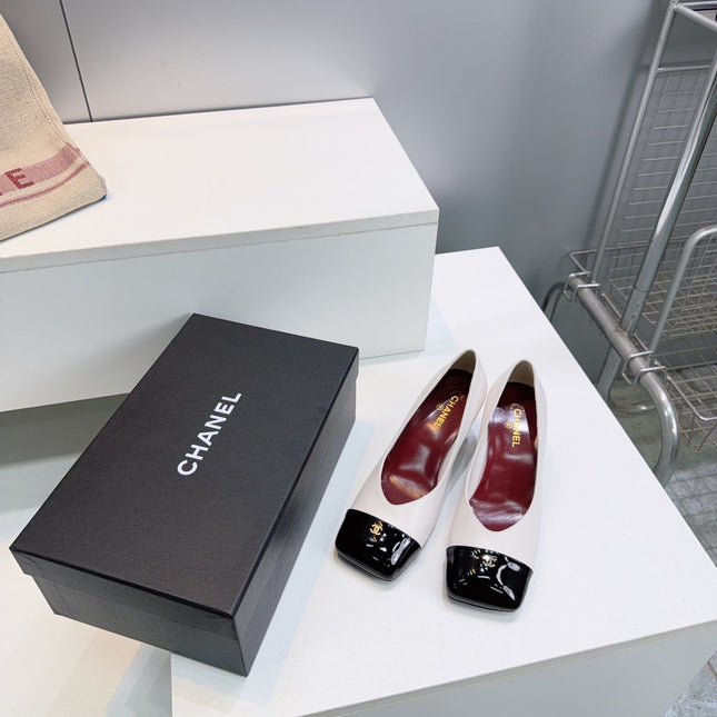 CHANEL 26S SQUARE-TOE HIGH HEELS 55 MM IN WHITE LAMBSKIN WITH BLACK CAP TOE