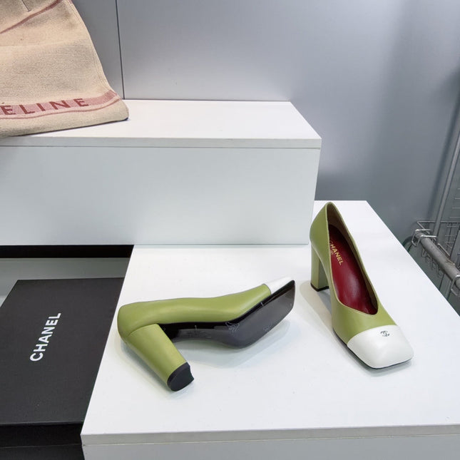 CHANEL 26S SQUARE-TOE HIGH HEELS 95 MM IN GREEN LAMBSKIN WITH WHITE CAP TOE