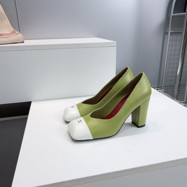 CHANEL 26S SQUARE-TOE HIGH HEELS 95 MM IN GREEN LAMBSKIN WITH WHITE CAP TOE