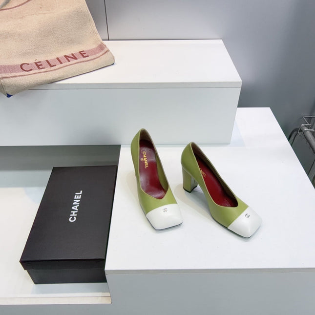 CHANEL 26S SQUARE-TOE HIGH HEELS 95 MM IN GREEN LAMBSKIN WITH WHITE CAP TOE