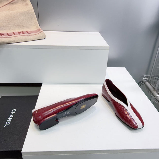 CHANEL 26S SQUARE-TOE FLATS IN RED CROCODILE-EMBOSSED LAMBSKIN WITH WHITE TRIM