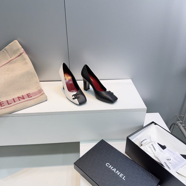 CHANEL 26S SQUARE-TOE HIGH HEELS 95 MM IN BLACK AND WHITE LAMBSKIN