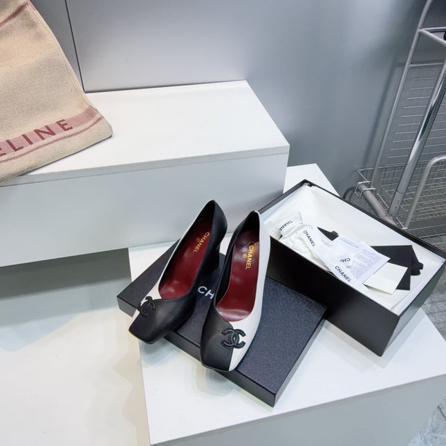 CHANEL 26S SQUARE-TOE HIGH HEELS 95 MM IN BLACK AND WHITE LAMBSKIN