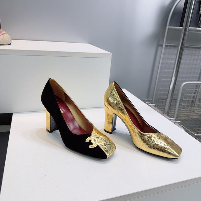CHANEL 26S SQUARE-TOE HIGH HEELS 95 MM IN GOLD LAMBSKIN AND BLACK SUEDE