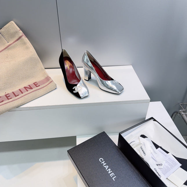 CHANEL 26S SQUARE-TOE HIGH HEELS 95 MM IN SILVER LAMBSKIN AND BLACK SUEDE
