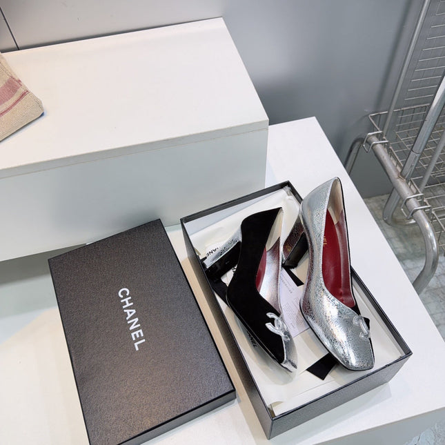 CHANEL 26S SQUARE-TOE HIGH HEELS 95 MM IN SILVER LAMBSKIN AND BLACK SUEDE