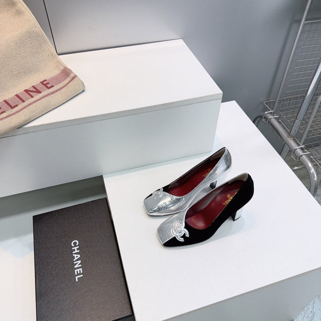 CHANEL 26S SQUARE-TOE HIGH HEELS 95 MM IN SILVER LAMBSKIN AND BLACK SUEDE