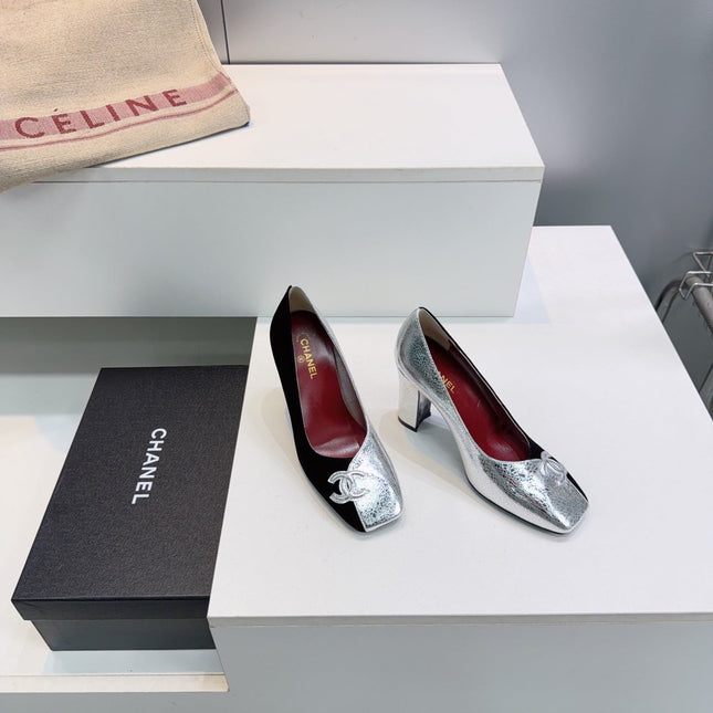 CHANEL 26S SQUARE-TOE HIGH HEELS 95 MM IN SILVER LAMBSKIN AND BLACK SUEDE