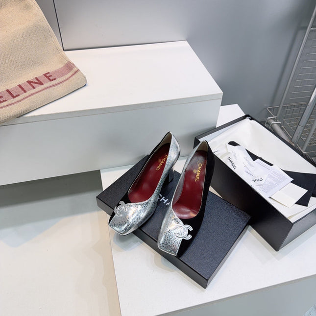 CHANEL 26S SQUARE-TOE HIGH HEELS 95 MM IN SILVER LAMBSKIN AND BLACK SUEDE