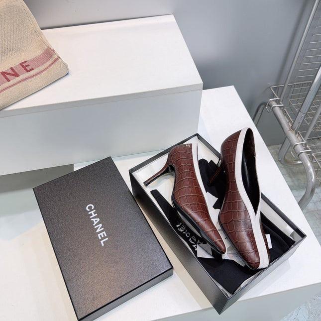 CHANEL 26S HIGH HEELS 100 MM IN BREDDISH BROWN CROCODILE-EMBOSSED CALFSKIN
