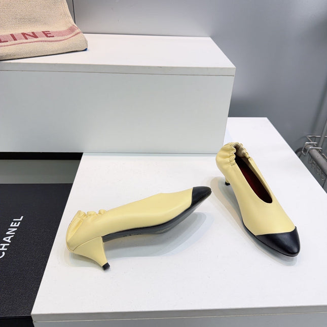 CHANEL 26S COLOR-BLOCK HIGH HEELS 45 MM IN YELLOW AND BLACK LAMBSKIN