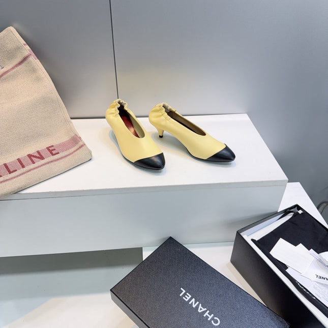 CHANEL 26S COLOR-BLOCK HIGH HEELS 45 MM IN YELLOW AND BLACK LAMBSKIN