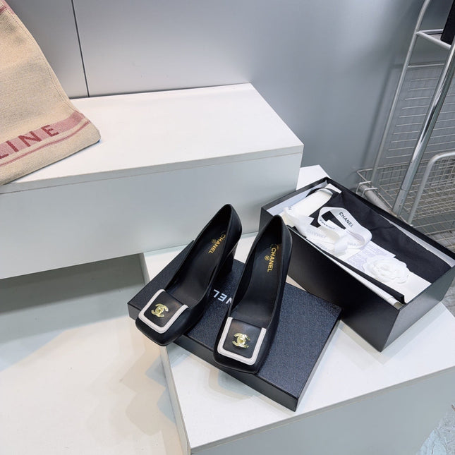 CHANEL 26S SQUARE-TOE HIGH HEELS 95 MM IN BLACK WITH WHITE TRIM LAMBSKIN
