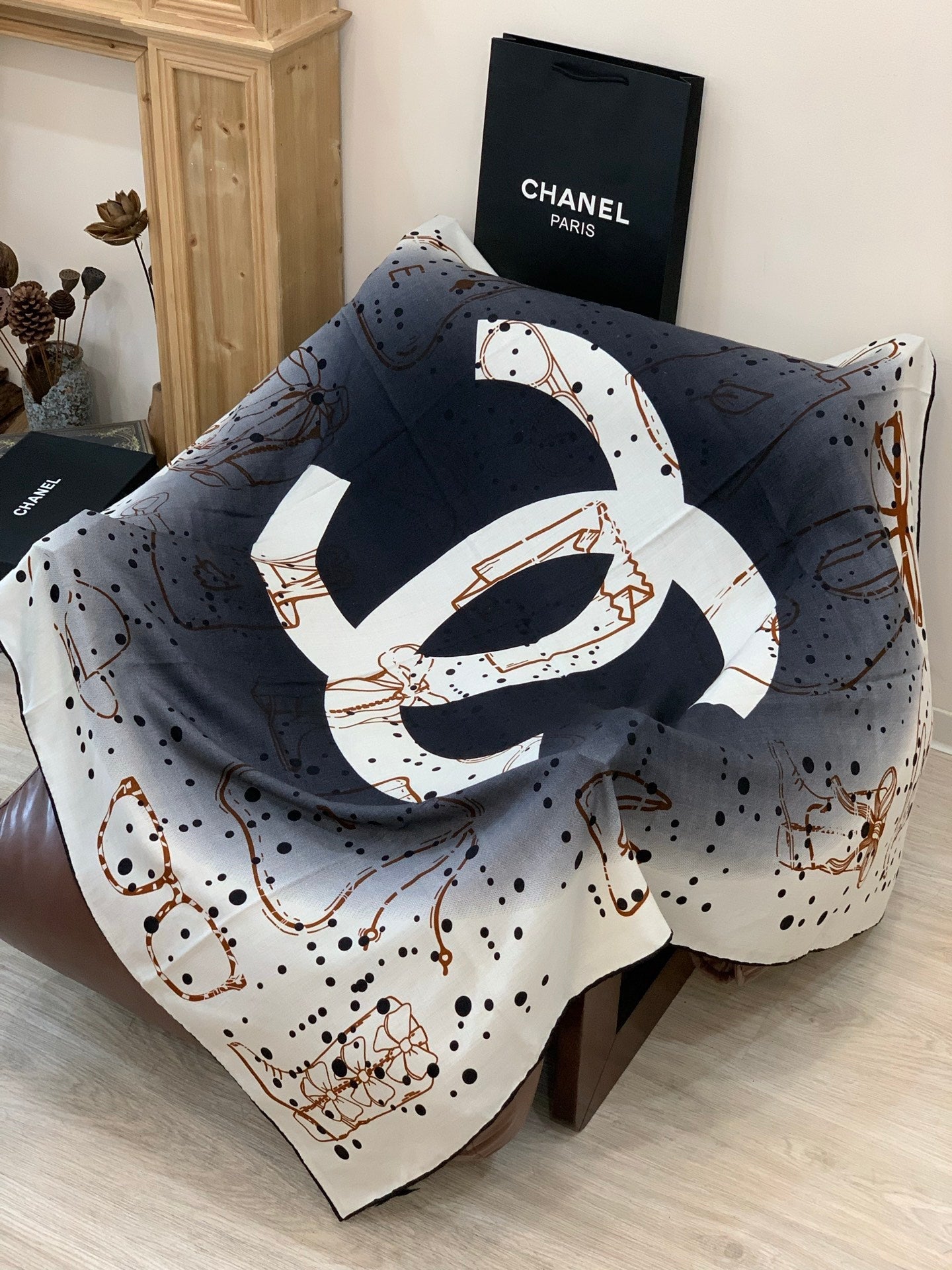 CHANEL 25S SCARF 135 IN CASHMERE 883636