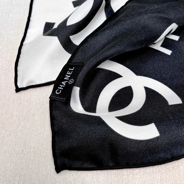 CHANEL 25S SCARF 90 IN SILK 991884