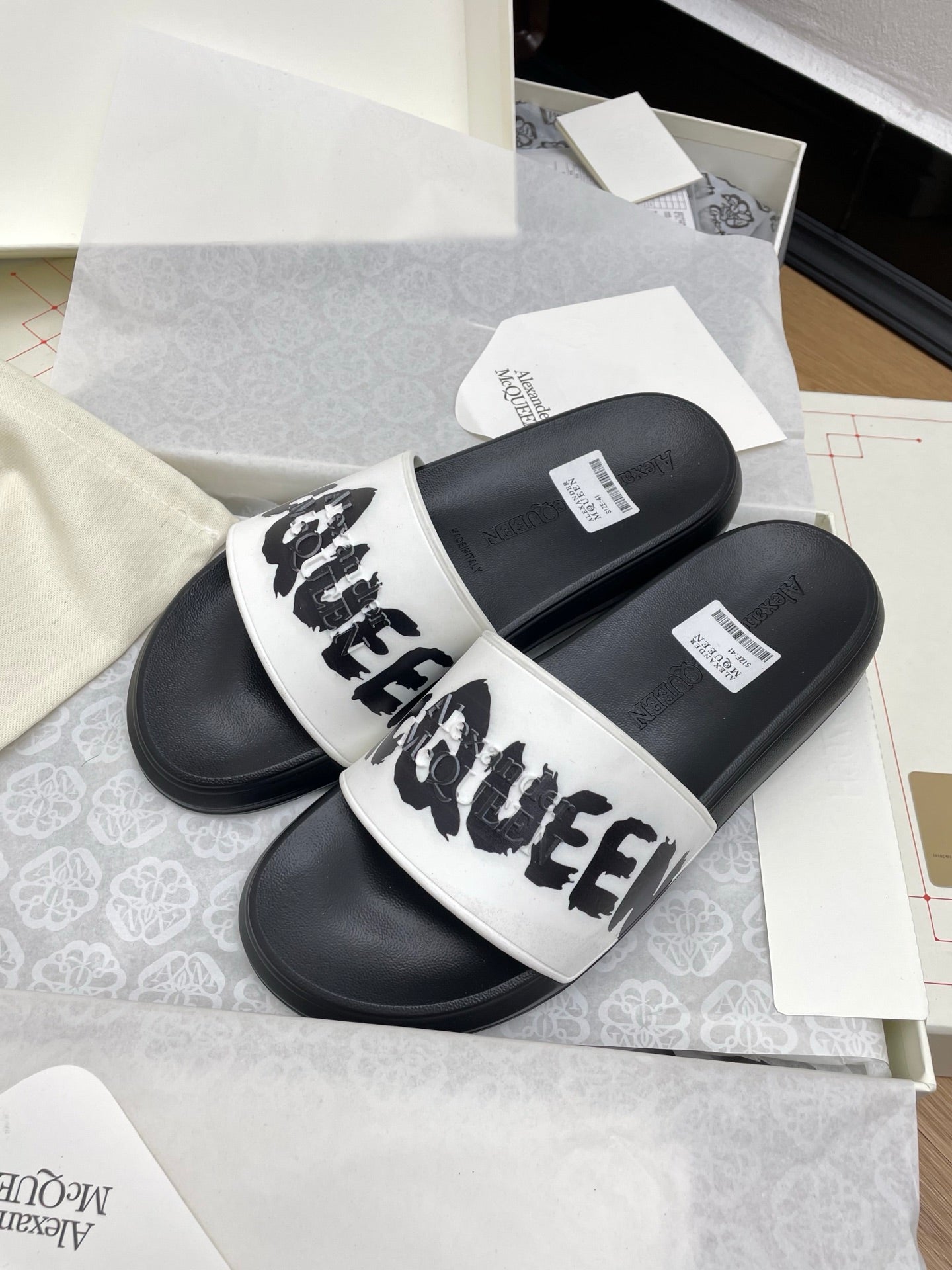 SLIDES SANDAL IN BLACK TPU WHITE STRAP WITH LOGO GRAPHIC