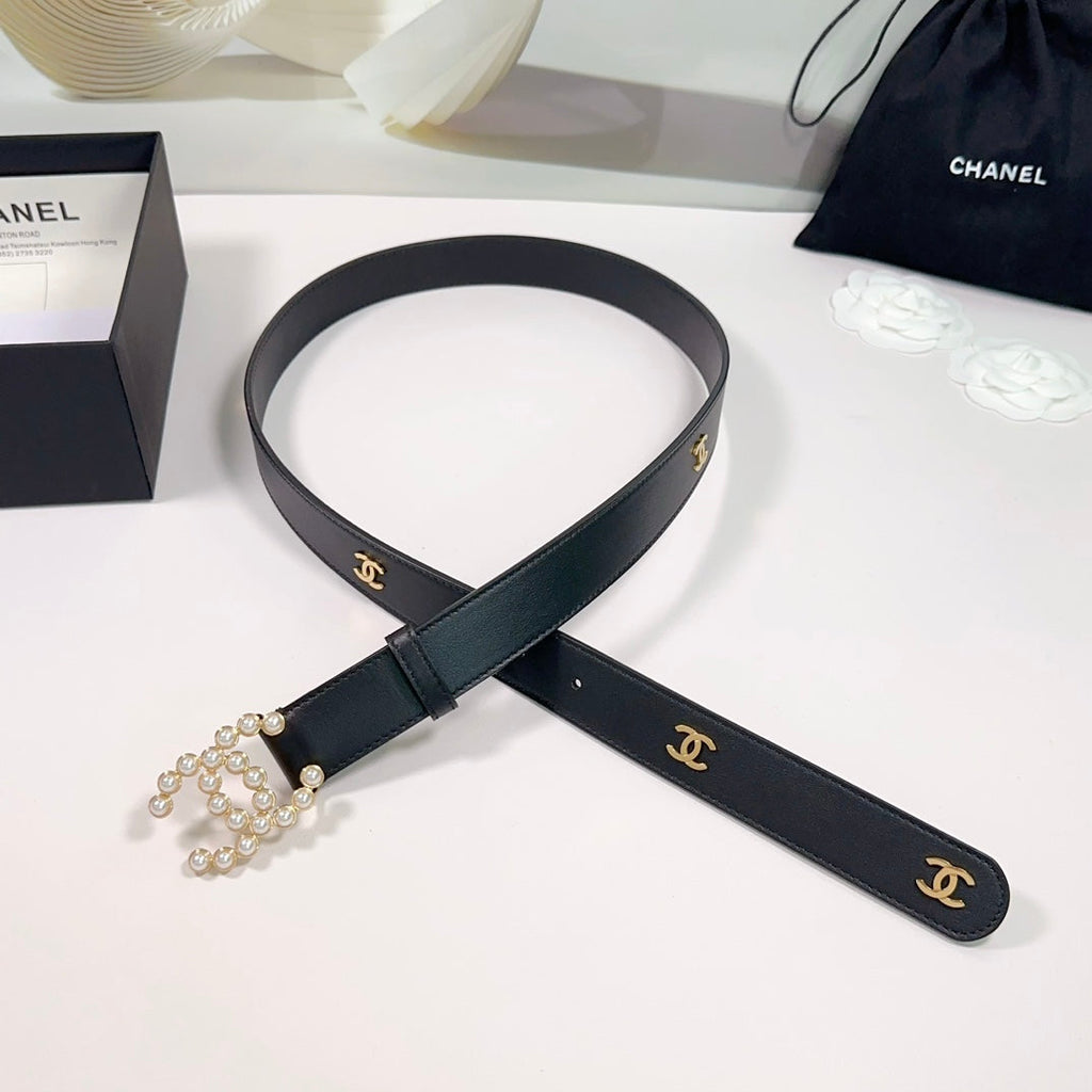 CC BELT 30 MM IN BLACK SMOOTH CALFSKIN WITH GOLD LOGO AND BUCKLE ATTACH PEARL
