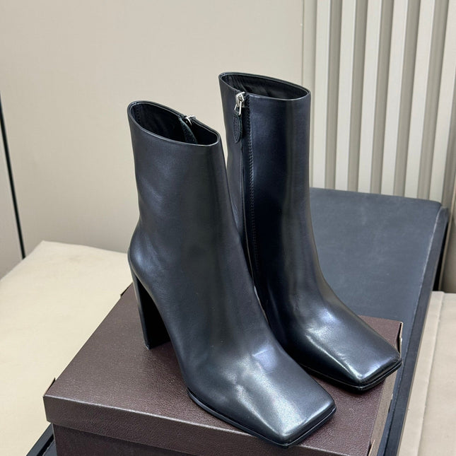 ALAIA 25S SQUARE ANKLE BOOTS IN BLACK CALFSKIN