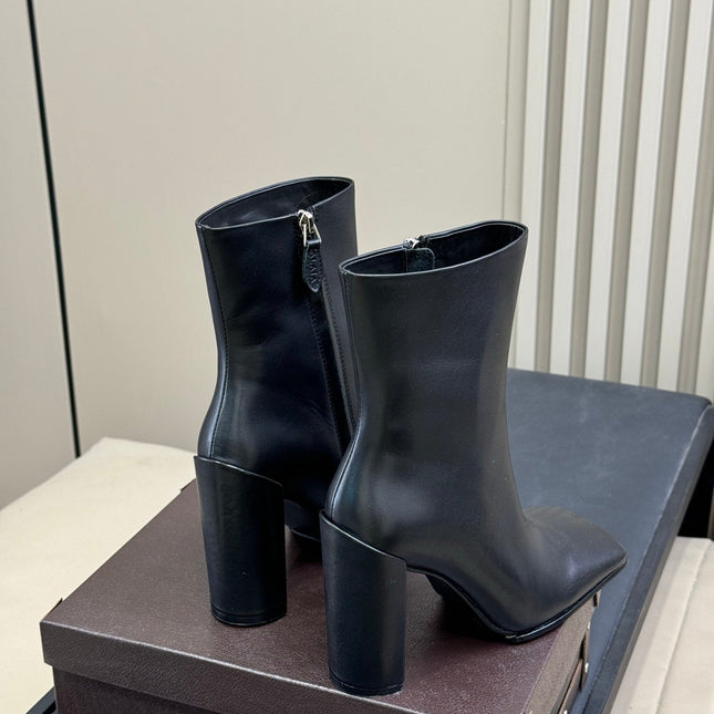 ALAIA 25S SQUARE ANKLE BOOTS IN BLACK CALFSKIN