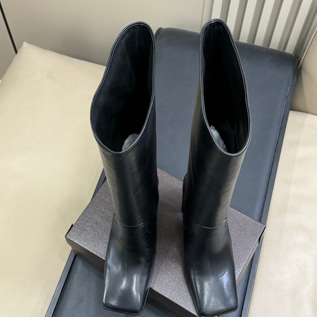 ALAIA 25S KNEE-HIGH SQUARE-TOE BOOTS IN BLACK CALFSKIN