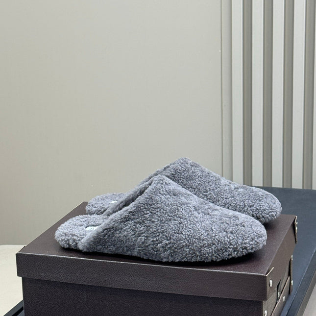 ALAIA 25S SHEARLING COZY SLIPPERS IN DARK GRAY