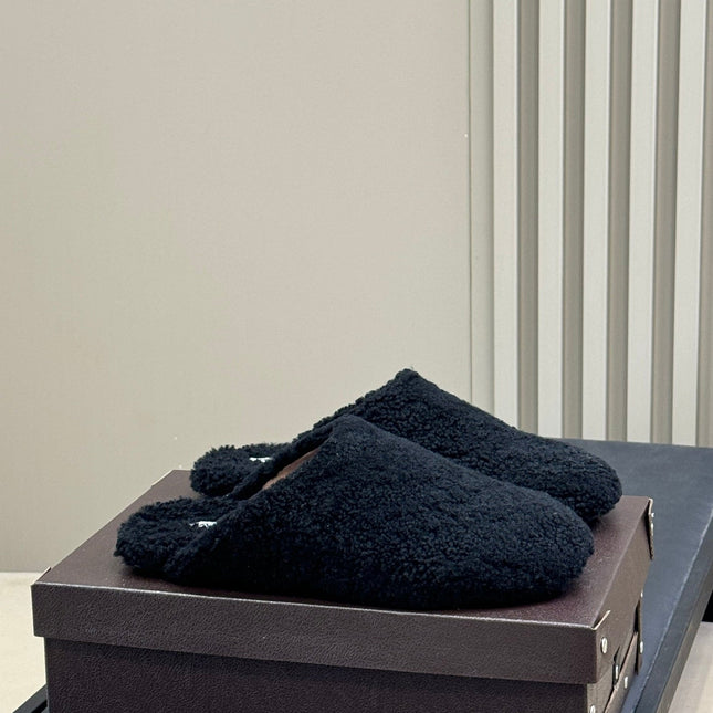 ALAIA 25S SHEARLING COZY SLIPPERS IN BLACK