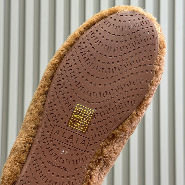 ALAIA 25S SHEARLING COZY SLIPPERS IN CARAMEL