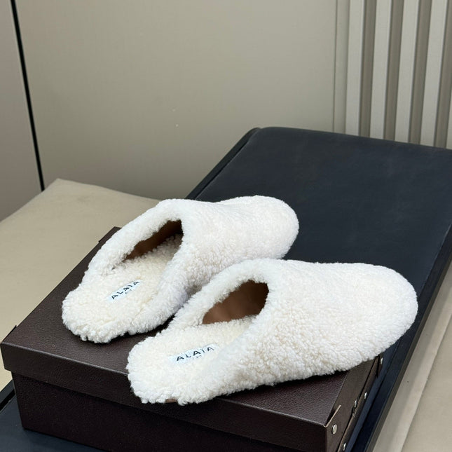 ALAIA 25S SHEARLING COZY SLIPPERS IN WHITE