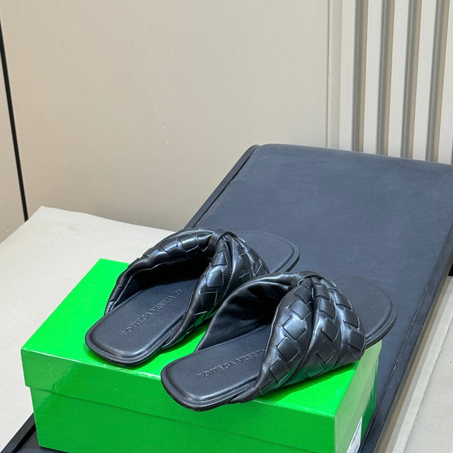 BOTTEGA VENETA 26S THONG SANDALS IN BLACK LAMBSKIN