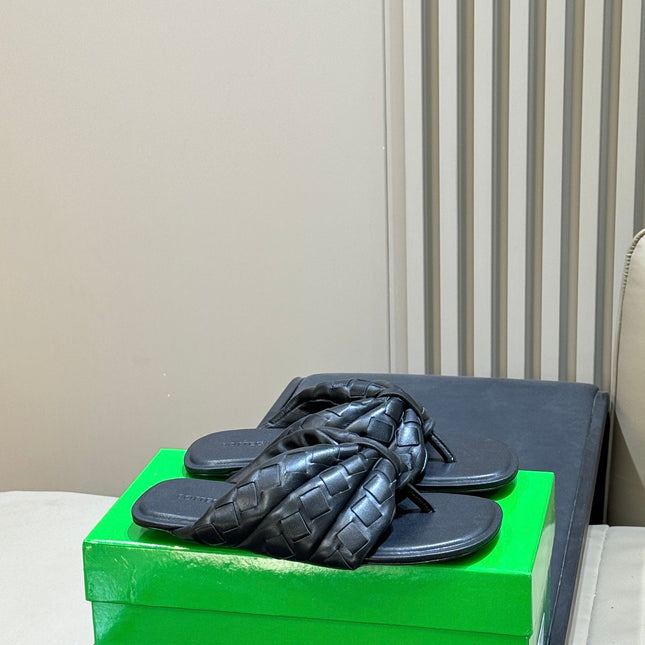 BOTTEGA VENETA 26S THONG SANDALS IN BLACK LAMBSKIN