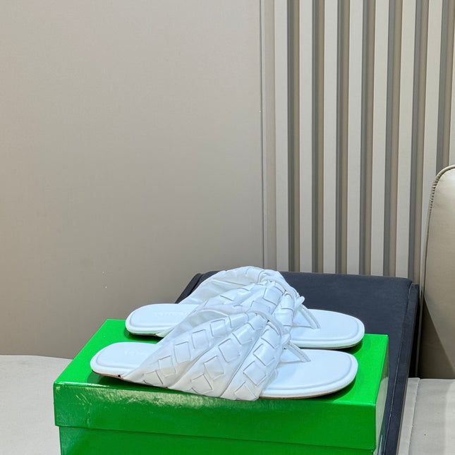 BOTTEGA VENETA 26S THONG SANDALS IN WHITE LAMBSKIN